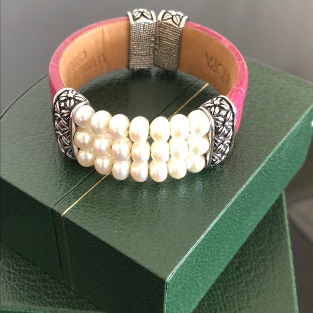 Hanora pearl and leather bracelet